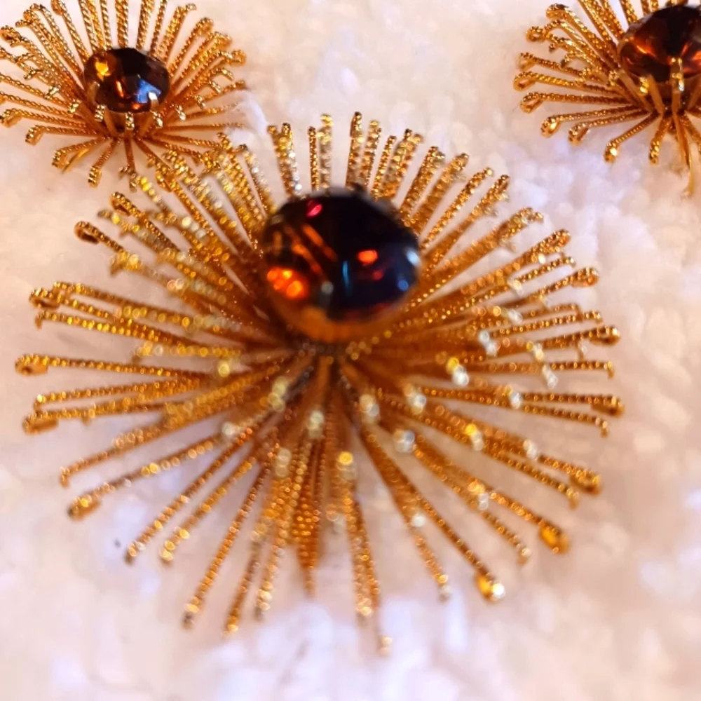 Sarah Coventry brooch and earrings set. Gold tone topaz